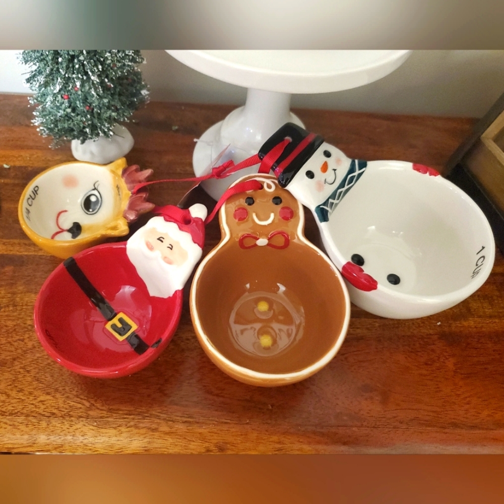 St. Nicholas square holiday measuring cups